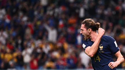 Le milieu des Bleus Adrien Rabiot célèbre son but après avoir égalisé contre l'Australie lors de l'entrée en lice de l'équipe de France à la Coupe du monde 2022, au stade Al Janoub d'Al Wakrah, au Qatar, le 22 novembre 2022. (JEWEL SAMAD / AFP)