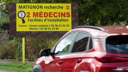 Une affiche de recherche de médecins dans un désert médical, à Matignon (Côtes-d'Armor), le 3 octobre 2022. (MAXPPP)