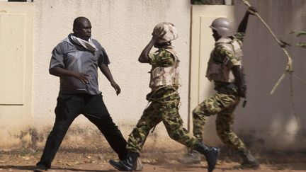 &nbsp; (Des soldats frappent un opposant au président Compaoré ce jeudi au Burkina Faso. © REUTERS/Joe Penney)