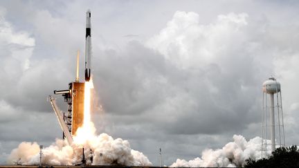 Une fusée Falcon 9 de SpaceX s'envole, sur&nbsp;la base de cap Canaveral, en Floride (Etats-Unis), le 3 juin 2021. (JOHN RAOUX / AP)