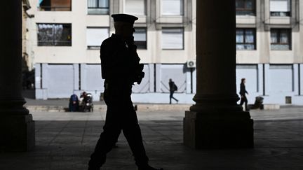 Un policier patrouille dans le centre-ville de Marseille, e 21 mars 2024, deux jours après la visite du président français, axée sur la sécurité et le trafic de drogue. (NICOLAS TUCAT / AFP)