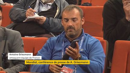 Un journaliste espagnol pose une question à Antoine Griezmann avec Siri