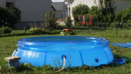 Une piscine hors-sol installée dans un jardin. (JEAN FRANCOIS FREY / MAXPPP)