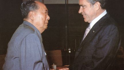 Le dirigeant communiste chinois, le président Mao Zedong (gauche), accueille le président américain Richard Nixon dans sa maison de la Cité Interdite de Pékin, le 22 février 1972. (XINHUA)