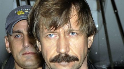 Le marchand d'armes russe Viktor Bout, lors de son extradition de Bangkok (Tha&iuml;lande) &agrave; New York (Etats-Unis), le 17 novembre 2010. (AP / SIPA )