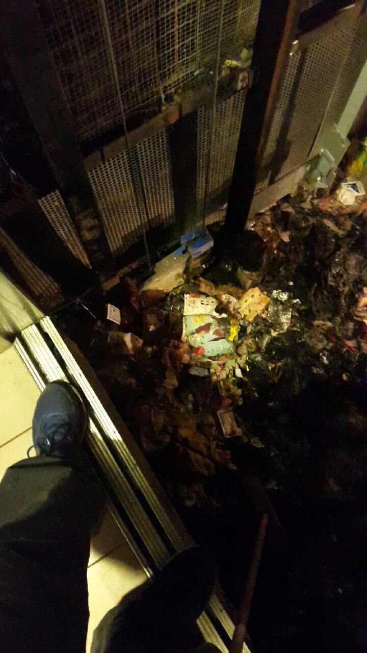 Des détritus dans une cage d'ascenseur de la cité de l'Europe, à Aulnay-sous-Bois (Seine-Saint-Denis), photographiés en 2017. (MOHAMED MAATOUG)