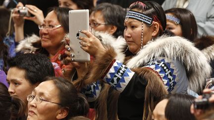 Une femme inuit prend des photos &agrave; l'aide de son iPad lors d'une f&ecirc;te &agrave; Cambridge Bay (Canada), le 22 ao&ucirc;t 2012. (CHRIS WATTIE / REUTERS)