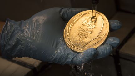 Une médaille d'or dans une usine de fabrication à Rio de Janeiro, le 18 juillet 2016. (CHRISTOPHE SIMON / AFP)