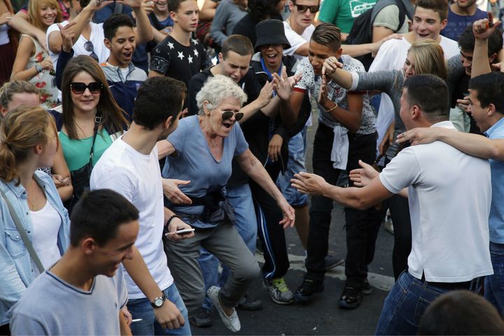 Une femme rejoint en dansant les fêtards de la Techno Parade 2014.
 (Francois Mori/AP/SIPA)