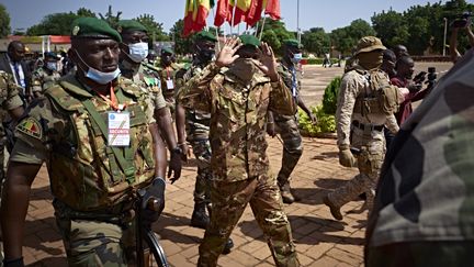 Le colonel Assimi Goita salue des invités lors de la cérémonie du 60e anniversaire de l'indépendance du Mali à Bamako (Mali), le 22 septembre 2020.&nbsp; (MICHELE CATTANI / AFP)