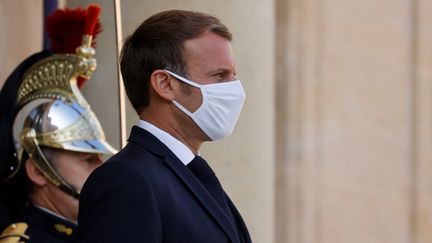 Emmanuel Macron sur le perron de l'Elysée, à Paris, le 21 septembre 2020. (LUDOVIC MARIN / AFP)