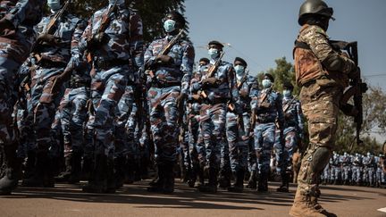 Des militaires maliens défilent à Kati (Mali) le 20 janvier 2022, pour la journée nationale de l'armée. (FLORENT VERGNES / AFP)