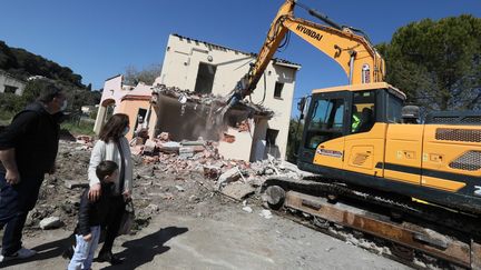 Destruction du Hameau de La Brague, à Biot, le 24 mars 2021, dans le cadre de la lutte contre les inondations.&nbsp; (PATRICE LAPOIRIE / MAXPPP)