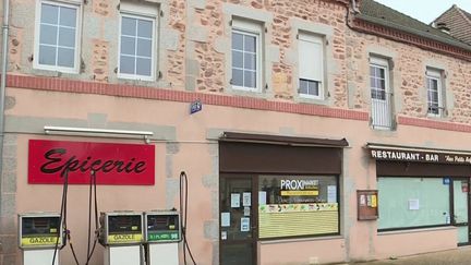 Dans le 13 Heures en France, on s’intéresse aux petites communes qui reprennent vie.&nbsp;C’est l’histoire d’Arfeuilles&nbsp;(Allier)&nbsp;et ses 700 habitants.&nbsp;L’épicerie était fermée depuis deux ans, elle a pu rouvrir.&nbsp;Ce nouveau service a surtout relancé le lien social entre les habitants. (FRANCE 2)