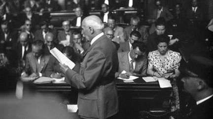 Le Maréchal Philippe Pétain s'exprime à la barre devant la Haute Cour de justice de Paris, le 15 août 1945. (AFP Photo)