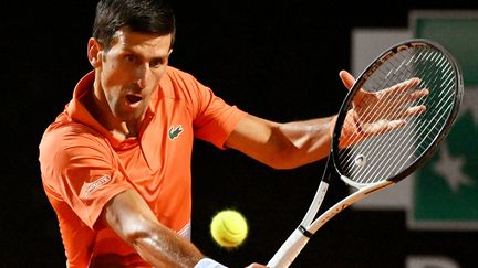 Novak Djokovic&nbsp;lors de son match face&nbsp;à Casper Ruud, le 14 mai 2022, en demi-finale du tournoi de Rome, en Italie. (ANDREAS SOLARO / AFP)