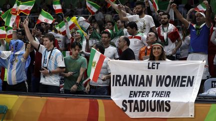 La militante&nbsp;Sarai Darya brandit une banderole durant la rencontre de volley masculin entre l'Iran et l'Egypte, samedi 13 août 2016 au Maracazinho de Rio (Brésil). (JEFF ROBERSON / AP/ SIPA)