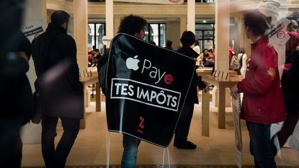 Manifestation d'Attac dans un magasin Apple, à Paris, le 2 décembre 2017.&nbsp; (NNOMAN CADORET / CITIZENSIDE)