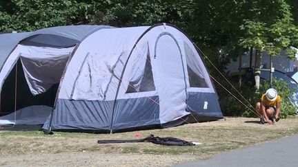 A cause du Covid-19 cet été, le tourisme a perdu en France entre 30 et 40 milliards d’euros. Avec peu de touristes étrangers, les habitudes ont changé : moins de réservation à l’avance, plus de départs de dernière minute. Certains professionnels sont malgré tout soulagés. (France 3)