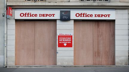 Un magasin Office Depot fermé en amont d'une manifestation des "gilets jaunes", le 8 décembre 2018, à Paris. (THOMAS SAMSON / AFP)