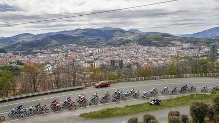 Les coureurs sur les hauteurs de Artxanda, non loin de Bilbao, lors de la 4e étape du Tour du pays basque, le 7 avril 2022. (MIGUEL TONA / EFE / MAXPPP)