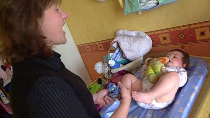 Une mère en congé parental (photo d'illustration). (MYCHELE DANIAU / AFP)