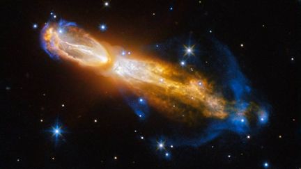 La nébuleuse de L'Oeuf Pourri, aussi appelée nébuleuse de la Calebasse, illustre également la mort d'une étoile. Ici, le gaz en jaune file à 1 million de km/h. (HUBBLE SPACE TELESCOPE / NASA / ESA)