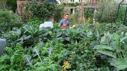 Joseph Chauffrey dans son potager en permaculture, à Sotteville-les-Rouen. (ISABELLE MORAND / JOSEPH CHAUFFREY / RADIO FRANCE / FRANCE INFO)