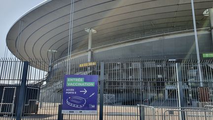 Un vaccinodrome ouvrira ses portes au Stade de France en Seine-Saint-Denis le mardi 6 avril. (MAUREEN SUIGNARD / RADIO FRANCE)