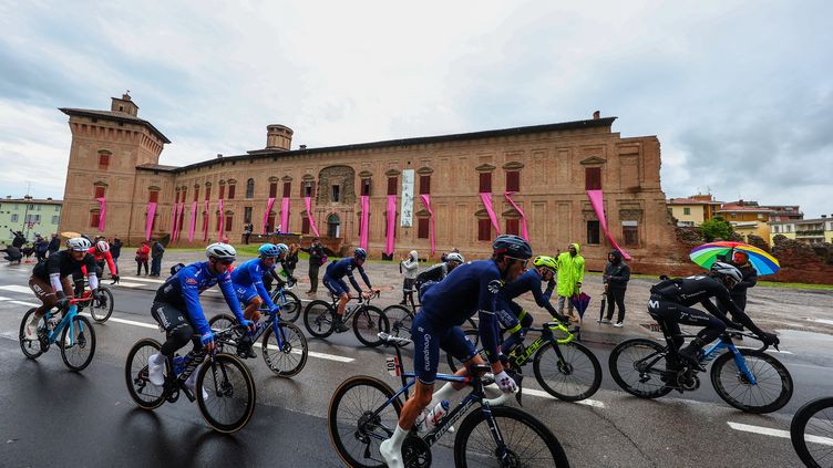 The riders of the Tour of Italy set out in the rain and in the cold on the roads of the 10th stage, on May 16, 2023 from Scandiano.  (LUCA BETTINI / AFP)