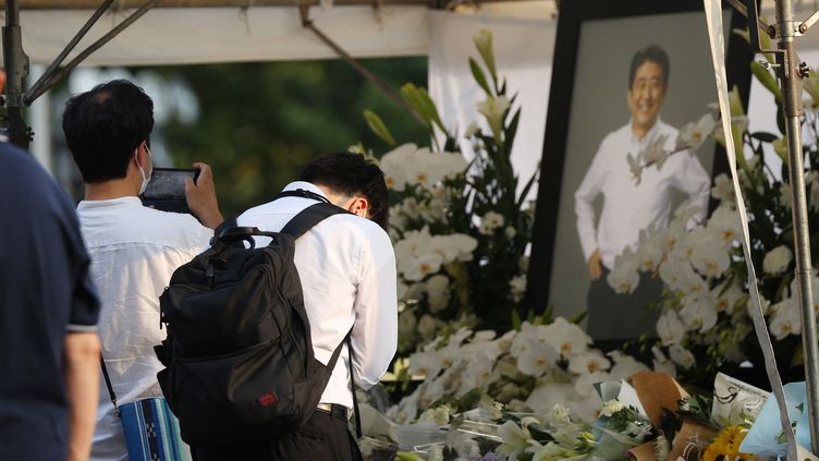 Des Japonais se recueillants devant un autel funéraire dédié à l'ancien Premier ministre Shinzo Abe, à Tokyo (Japon), lundi 11 juillet.&nbsp; (NANAKO SUDO / YOMIURI)