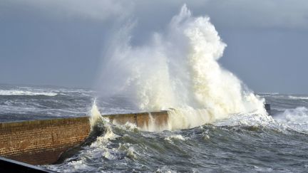 Une vague s'&eacute;crase sur un brise-lames &agrave; Ploemeur (Morbihan), le 5 f&eacute;vrier 2014. (FRANK PERRY / AFP)