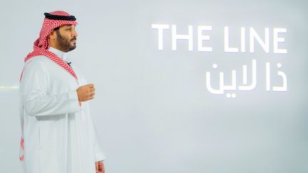 Le prince Mohammed Ben Salmane le 10 janvier 2021 lors de la présentation du projet "The Line" (BANDAR AL-JALOUD / AFP)