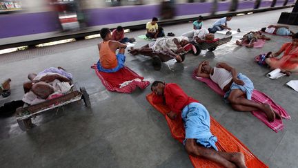 Des ouvriers font la sieste sur un quai de gare alors que la temp&eacute;rature atteint les 39&deg;C &agrave; Calcutta (Inde), le 25 avril 2012. (PIYAL ADHIKARY / EPA / MAXPPP)