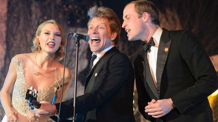 Taylor Swift, Jon Bon Jovi et le prince William sur scène pour un gala de charité au palais de Kensington le 26 novembre 2013
 (Dominic Lipinski / POOL / AFP)