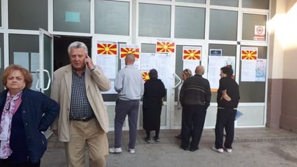 Devant un bureau de vote dans le centre de&nbsp;Skopje, le jour du référendum, dimanche 30 septembre.&nbsp;Les Macédoniens sont appelés à répondre à cette question&nbsp;: "Etes-vous pour l'adhésion à l'UE et à l'OTAN, en acceptant l'accord entre la République de Macédoine et la République de&nbsp;Grèce".&nbsp;Le changement de nom, douloureux pour beaucoup de Macédoniens, ne figure pas explicitement sur le bulletin du référendum. (MARIE-PIERRE VEROT / RADIO FRANCE)