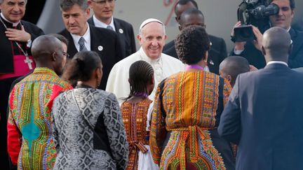 &nbsp; (Le pape à sa descente d'avion à Nairobi, au Kenya.  © Maxppp)