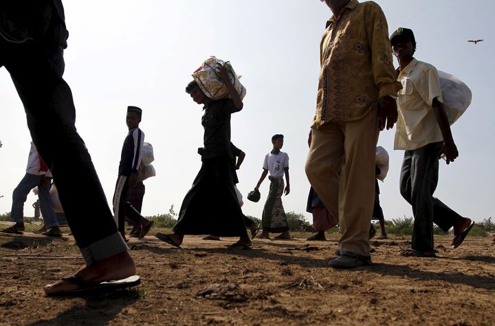 Des migrants en provenance de Birmanie et du Bangladesh arrivent &agrave;&nbsp;Lhoksukon (Indon&eacute;sie), le 13 mai 2015. (RONI BINTANG / REUTERS)