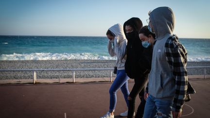 Un groupe de jeunes sur la promenade des Anglais, à Nice (Alpes-Maritimes), le 21 février 2021.&nbsp; (LAURENCE KOURCIA / HANS LUCAS / AFP)