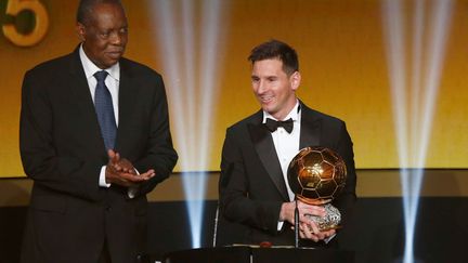 &nbsp; (Le président par intérim Issa Hayatou remet à Lionel Messi son 5e Ballon d'Or. © Arnd Wiegmann/Reuters)