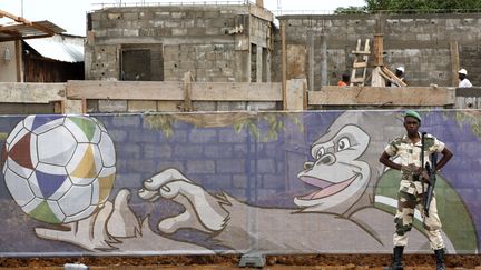 Un officier gabonais surveille les abords du stade de l'Amiti&eacute; &agrave; Libreville, 19 janvier 2012.&nbsp; (THEMBA HADEBE / SIPA)