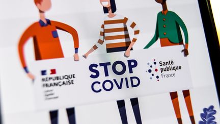 L'application StopCovid a été mise à disposition du public le 2 juin 2020. (DENIS CHARLET / AFP)