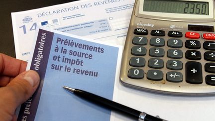 Un formulaire de déclaration d'impôts sur le revenu et de prélèvement à la source, à Mulhouse (Haut-Rhin), le 20 mai 2015. (JEAN-FRANÇOIS FREY / MAXPPP)