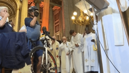 Depuis septembre et jusqu'à l'été 2024, quand auront lieu les Jeux olympiques de Paris, une chapelle est installée dans l'église parisienne de la Madeleine. Nommée "Notre-Dame des sportifs", les athlètes professionnels comme amateurs peuvent notamment y faire bénir leur matériel. (France 2)