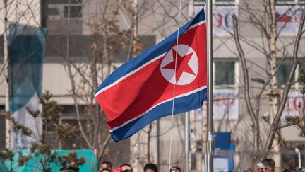 Le drapeau nord-coréen au village olympique de Pyeongchang (Corée du Sud), le 8 février 2018. (ED JONES / AFP)