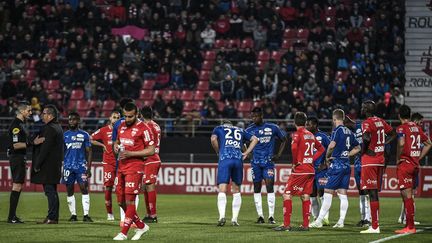 Le match de Ligue 1 entre Dijon et Amiens a été interrompu durant plusieurs minutes après des insultes racistes qui ont visé le capitaine d'Amien Prince Gouano, le 12 avril 2019 à Dijon.
 (JEFF PACHOUD / AFP)