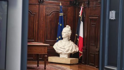 Une statue de Marianne, dans la mairie de Thionville (Moselle), le 26 septembre 2020. (PIERRE HECKLER / MAXPPP)