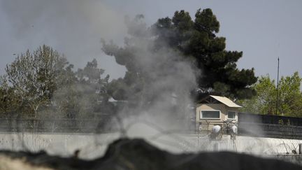 Une tour de garde de l'ambassade britannique &agrave; Kaboul (Afghanistan) attaqu&eacute;e au lance-roquettes par des talibans le 15 avril 2012. (OMAR SOBHANI / REUTERS)