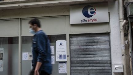 Un homme passe devant une agence Pôle emploi à Paris, le 25 juillet 2020. (HUGO PASSARELLO LUNA / HANS LUCAS / AFP)