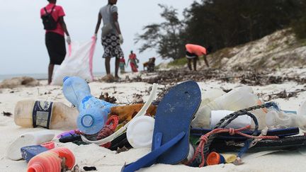 Le péril écologique lié au plastique est pleinement visible à Kilifi, sur les plages du sud du Kenya, où s’échouent d'énormes quantités de bouchons de bouteille, de brosses à dents, d'emballages de bonbons mais aussi de tongs. (SIMON MAINA / AFP)